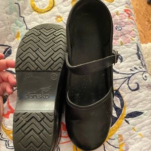 Women’s black danskos